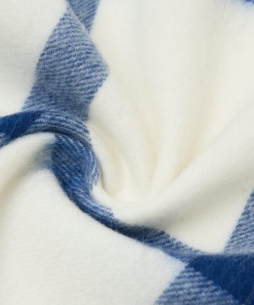 ABAHOUSE(アバハウス)の「ウール×カシミヤ チェック マフラー / ON・OFF兼用(マフラー・メンズ・アイボリー/ホワイト/ネイビー・フリー)」の6枚目の写真