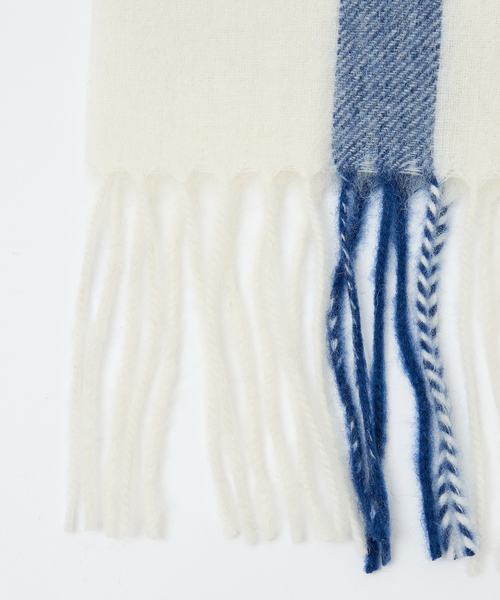 ABAHOUSE(アバハウス)の「ウール×カシミヤ チェック マフラー / ON・OFF兼用(マフラー・メンズ・アイボリー/ホワイト/ネイビー・フリー)」の8枚目の写真