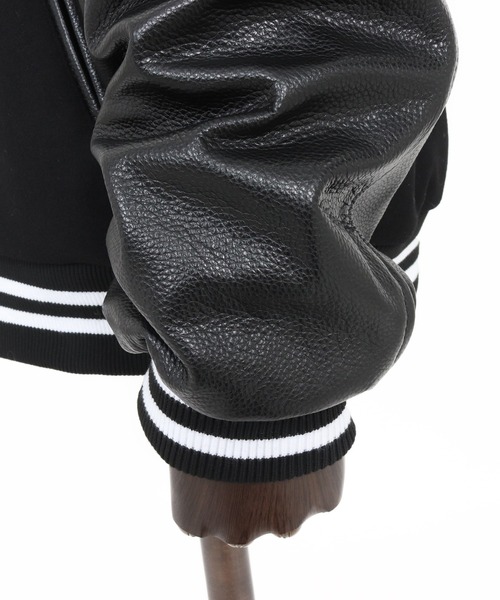 ADAM PATEK（アダムパテック）の「【ADAMPATEK/アダムパテック】leather sleeves varsity jacket ヴァーシティージャケット（スタジャン・メンズ・ブラック×ホワイト/ブラック×ブラック・1/2）」の5枚目の写真