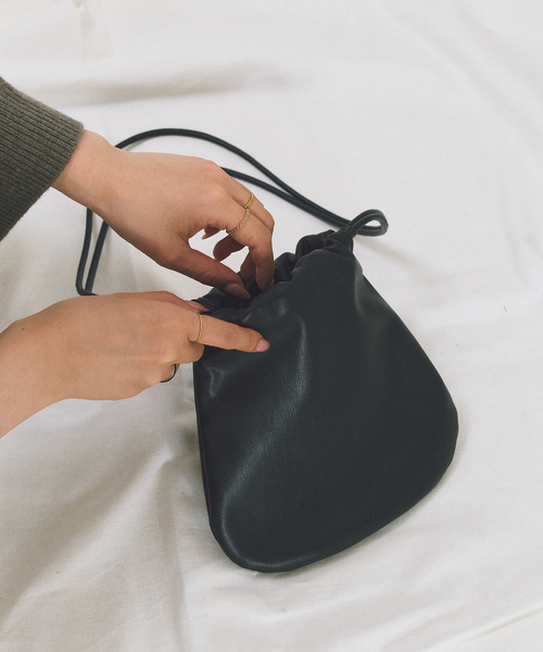 plage（プラージュ）の「&MyuQ / アンドミューク 別注 MINI バッグ（クラッチバッグ・レディース・ブラック・FREE）」の2枚目の写真