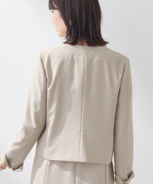 INDIVI（インディヴィ）の「【上品光沢／セレモニー／SETUP可能】切り替えデザインジャケット（ノーカラージャケット・レディース・ネイビー/ベージュ系5・38/36/19/40/15 /13/05）」の13枚目の写真