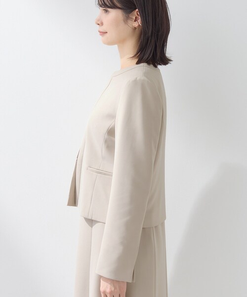 INDIVI（インディヴィ）の「【上品光沢／セレモニー／SETUP可能】切り替えデザインジャケット（ノーカラージャケット・レディース・ネイビー/ベージュ系5・38/36/19/40/15 /13/05）」の5枚目の写真