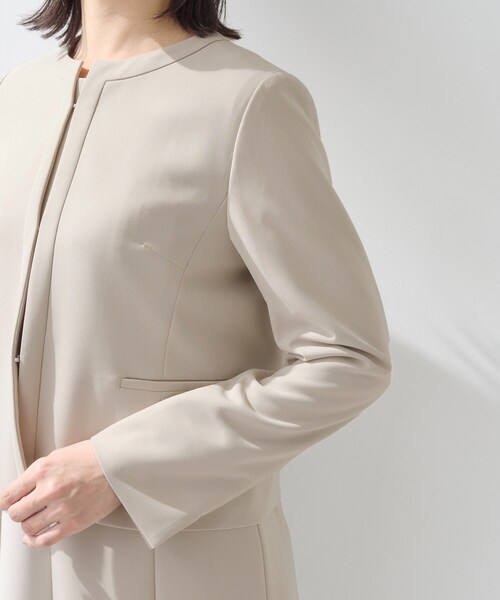 INDIVI（インディヴィ）の「【上品光沢／セレモニー／SETUP可能】切り替えデザインジャケット（ノーカラージャケット・レディース・ネイビー/ベージュ系5・38/36/19/40/15 /13/05）」の8枚目の写真