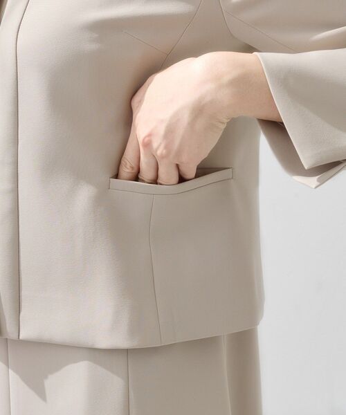 INDIVI（インディヴィ）の「【上品光沢／セレモニー／SETUP可能】切り替えデザインジャケット（ノーカラージャケット・レディース・ネイビー/ベージュ系5・38/36/19/40/15 /13/05）」の10枚目の写真