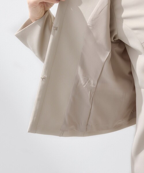 INDIVI（インディヴィ）の「【上品光沢／セレモニー／SETUP可能】切り替えデザインジャケット（ノーカラージャケット・レディース・ネイビー/ベージュ系5・38/36/19/40/15 /13/05）」の4枚目の写真