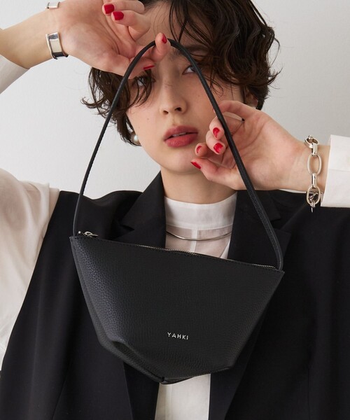 YAHKI(ヤーキ)の「【YAHKI/ヤーキ】SHRINK W FACE変形ショルダーバッグ(ショルダーバッグ・レディース・ブラック/ライトベージュ・フリー)」の1枚目の写真