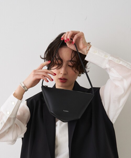 YAHKI(ヤーキ)の「【YAHKI/ヤーキ】SHRINK W FACE変形ショルダーバッグ(ショルダーバッグ・レディース・ブラック/ライトベージュ・フリー)」の10枚目の写真