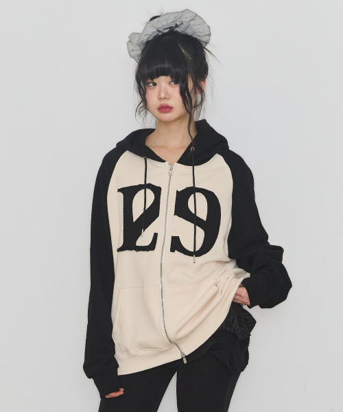 セール】129 ロゴパッチ フードジップアップ ブラッククリーム