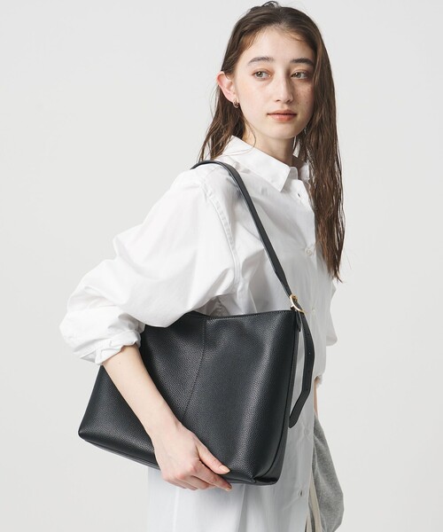 UNITED ARROWS（ユナイテッドアローズ）の「サイドバックル ワンショルダー バッグ（ショルダーバッグ・レディース・ベージュ/ブラック・FREE）」の2枚目の写真