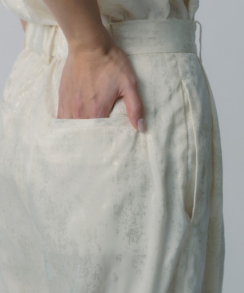 AJUGA.（アジュガ）の「箔プリントタックパンツ（その他パンツ・レディース・ライトイエロー・FREE）」の4枚目の写真