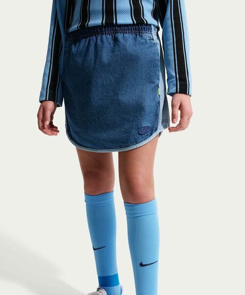 NIKE（ナイキ）の「ナイキ スポーツウェア コレクション ジュニア (ガールズ) デニム スカート / Nike Sportswear Collection Big Kids' (Girls') Denim Skirt IF2314-435 Mystic Navy（スカート・キッズ・ブルー系その他・150/140/130）」の2枚目の写真