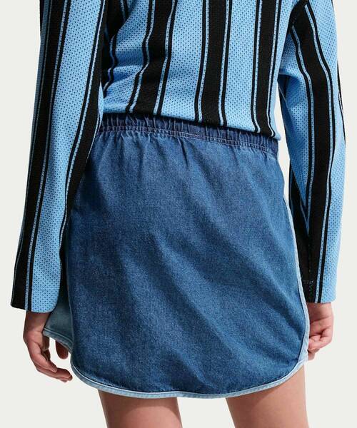 NIKE（ナイキ）の「ナイキ スポーツウェア コレクション ジュニア (ガールズ) デニム スカート / Nike Sportswear Collection Big Kids' (Girls') Denim Skirt IF2314-435 Mystic Navy（スカート・キッズ・ブルー系その他・150/140/130）」の3枚目の写真