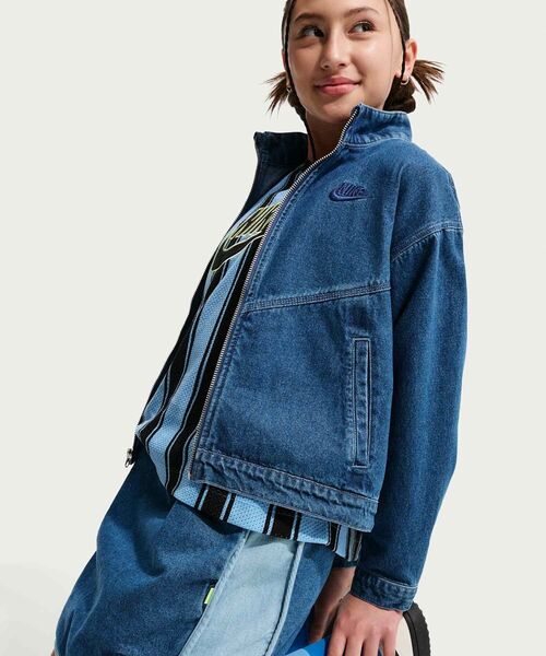 NIKE（ナイキ）の「ナイキ スポーツウェア コレクション ジュニア (ガールズ) デニム スカート / Nike Sportswear Collection Big Kids' (Girls') Denim Skirt IF2314-435 Mystic Navy（スカート・キッズ・ブルー系その他・150/140/130）」の4枚目の写真