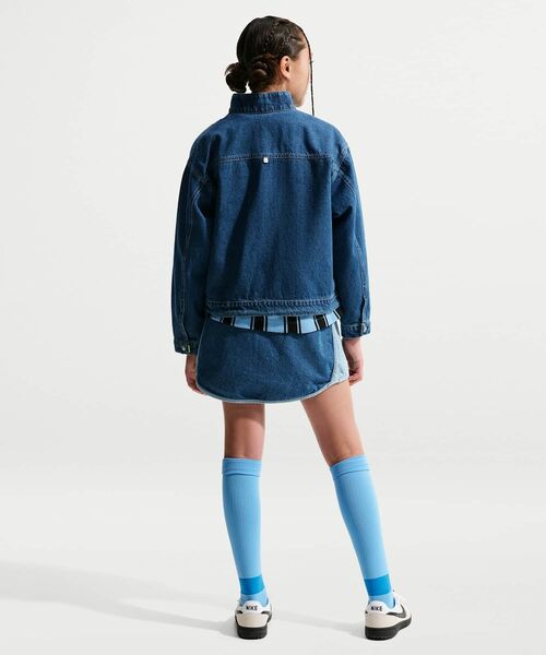 NIKE（ナイキ）の「ナイキ スポーツウェア コレクション ジュニア (ガールズ) デニム スカート / Nike Sportswear Collection Big Kids' (Girls') Denim Skirt IF2314-435 Mystic Navy（スカート・キッズ・ブルー系その他・150/140/130）」の5枚目の写真