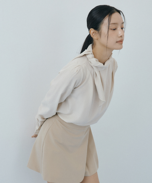 LUCIR ZU(ルシールズ)の「Ribbon Silky Blouse (beige)(シャツ/ブラウス・レディース・その他・FREE)」の2枚目の写真