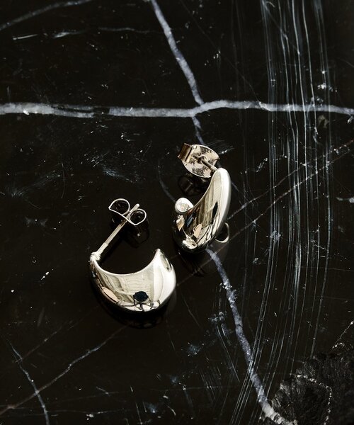 THE PAUSE(ザ ポーズ)の「【THE PAUSE】カーブピアス(ピアス(両耳用)・レディース・ゴールド/シルバー・FREE)」の2枚目の写真