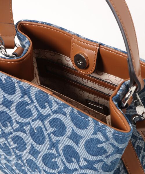 Guess(ゲス)の「【GUESS】ゲス WELLS CROSSBODY BUCKET ショルダーバッグ(ショルダーバッグ・レディース・ブルー系その他・FREE)」の3枚目の写真