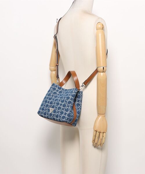 Guess(ゲス)の「【GUESS】ゲス WELLS CROSSBODY BUCKET ショルダーバッグ(ショルダーバッグ・レディース・ブルー系その他・FREE)」の2枚目の写真