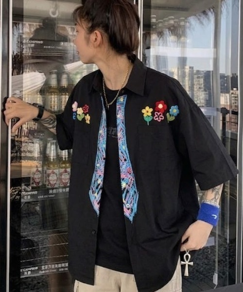 SHEPP(シープ)の「手描き風フェイクタイ フラワー刺繍 オーバーサイズ 半袖シャツ(シャツ/ブラウス・メンズ・ブラック・M)」の1枚目の写真
