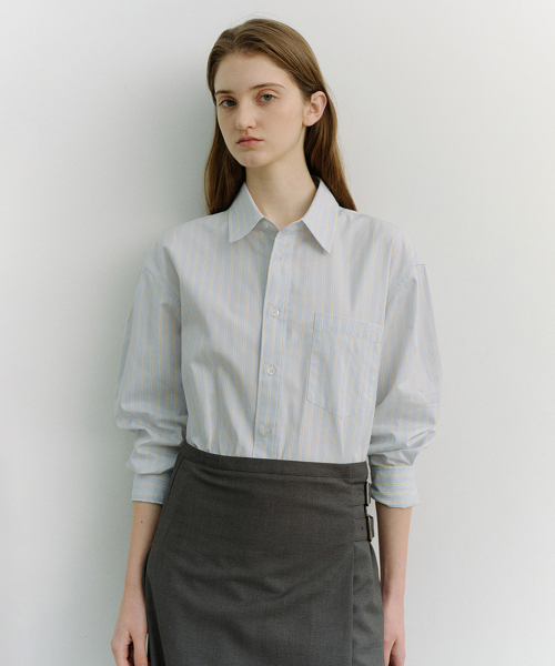 DUNST(ダンスト)の「UNISEX OVERSIZED STRIPED SHIRT_UDSH6A104_MISTY BLUE STRIPE(シャツ/ブラウス・レディース・スカイブルー・X-SMALL/SMALL/MEDIUM/LARGE/X-LARGE)」の1枚目の写真