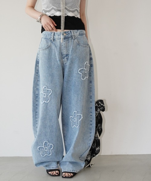 chuclla（チュクラ）の「フラワーモチーフバルーンデニム chw26s228（デニムパンツ・レディース・アイボリー/ブルー・L/S/M）」の13枚目の写真