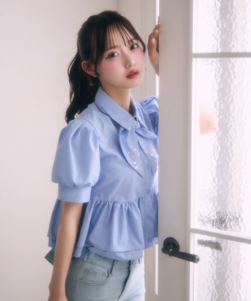 TITTY&CO.（ティティーアンドコー）の「ビジューリボンぺプラムブラウス（シャツ/ブラウス・レディース・ブルー/ホワイト・FREE）」の3枚目の写真