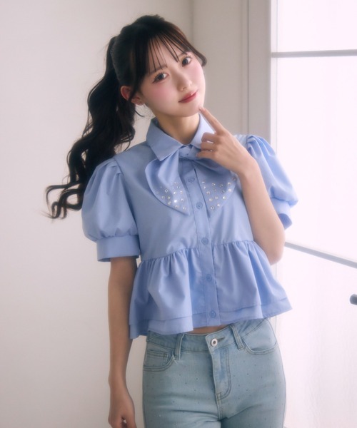 TITTY&CO.（ティティーアンドコー）の「ビジューリボンぺプラムブラウス（シャツ/ブラウス・レディース・ブルー/ホワイト・FREE）」の4枚目の写真