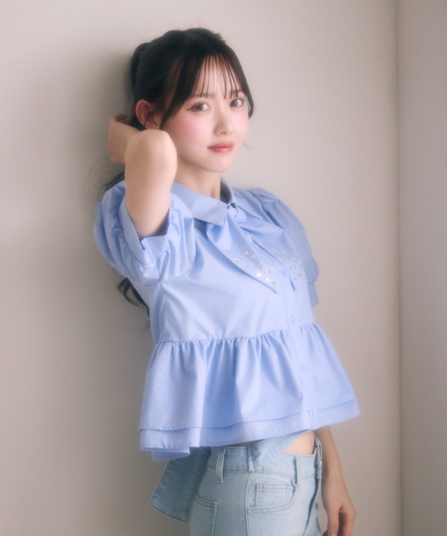 TITTY&CO.（ティティーアンドコー）の「ビジューリボンぺプラムブラウス（シャツ/ブラウス・レディース・ブルー/ホワイト・FREE）」の5枚目の写真