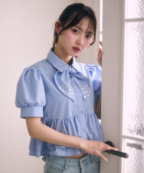 TITTY&CO.（ティティーアンドコー）の「ビジューリボンぺプラムブラウス（シャツ/ブラウス・レディース・ブルー/ホワイト・FREE）」の6枚目の写真