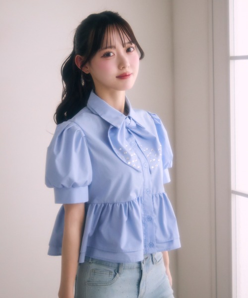 TITTY&CO.（ティティーアンドコー）の「ビジューリボンぺプラムブラウス（シャツ/ブラウス・レディース・ブルー/ホワイト・FREE）」の7枚目の写真