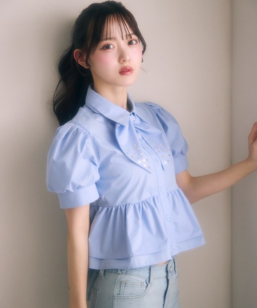 TITTY&CO.（ティティーアンドコー）の「ビジューリボンぺプラムブラウス（シャツ/ブラウス・レディース・ブルー/ホワイト・FREE）」の8枚目の写真