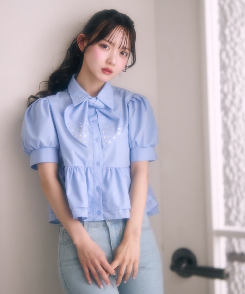 TITTY&CO.（ティティーアンドコー）の「ビジューリボンぺプラムブラウス（シャツ/ブラウス・レディース・ブルー/ホワイト・FREE）」の9枚目の写真