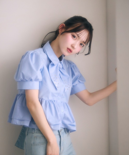 TITTY&CO.（ティティーアンドコー）の「ビジューリボンぺプラムブラウス（シャツ/ブラウス・レディース・ブルー/ホワイト・FREE）」の10枚目の写真