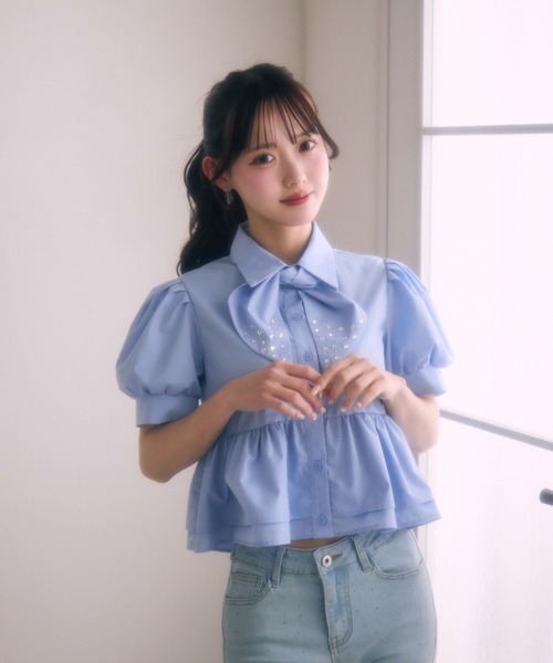 TITTY&CO.（ティティーアンドコー）の「ビジューリボンぺプラムブラウス（シャツ/ブラウス・レディース・ブルー/ホワイト・FREE）」の11枚目の写真
