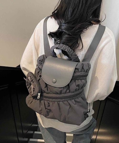 VIBGYOR(ヴィブジョー)の「Liaa/ミニポーチ付き くしゅくしゅ リュック A18791(バックパック/リュック・レディース・グレー/ブラック/ベージュ・FREE)」の7枚目の写真