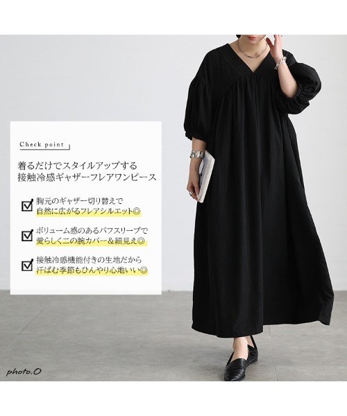 GOLDJAPAN(ゴールドジャパン)の「接触冷感ギャザー切り替えフレアワンピース【大きいサイズ対応】(ワンピース・レディース・ブラック/グレイッシュベージュ・4L~5L/LL~3L)」の3枚目の写真