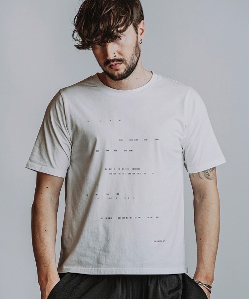 NO ID.(ノーアイディ)の「mt10529- Binary numberプリントT Tシャツ(858006-490T)(Tシャツ/カットソー・メンズ・ブラック/ホワイト・2/1)」の1枚目の写真