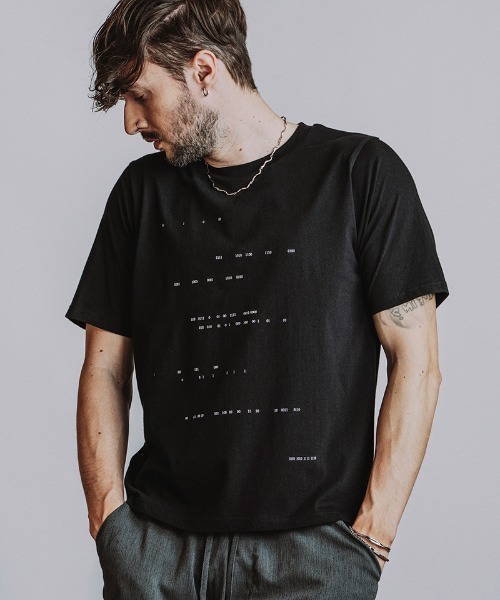 NO ID.(ノーアイディ)の「mt10529- Binary numberプリントT Tシャツ(858006-490T)(Tシャツ/カットソー・メンズ・ブラック/ホワイト・2/1)」の9枚目の写真