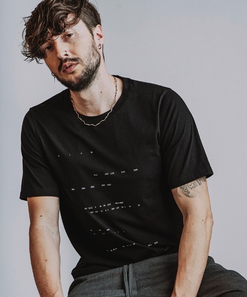 NO ID.(ノーアイディ)の「mt10529- Binary numberプリントT Tシャツ(858006-490T)(Tシャツ/カットソー・メンズ・ブラック/ホワイト・2/1)」の10枚目の写真
