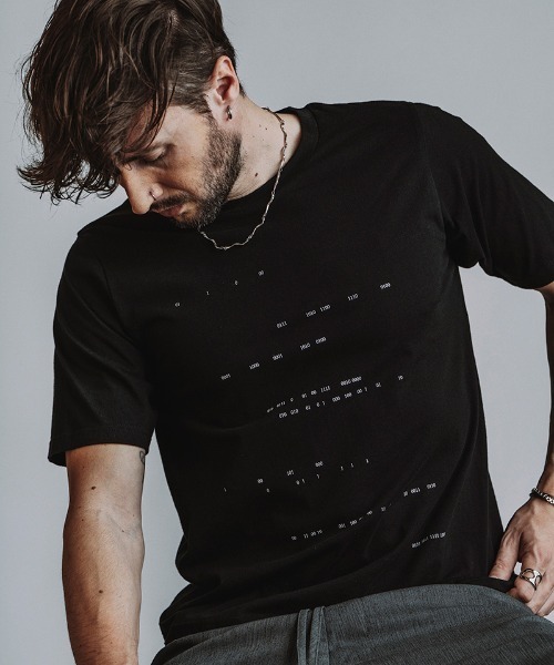 NO ID.(ノーアイディ)の「mt10529- Binary numberプリントT Tシャツ(858006-490T)(Tシャツ/カットソー・メンズ・ブラック/ホワイト・2/1)」の11枚目の写真