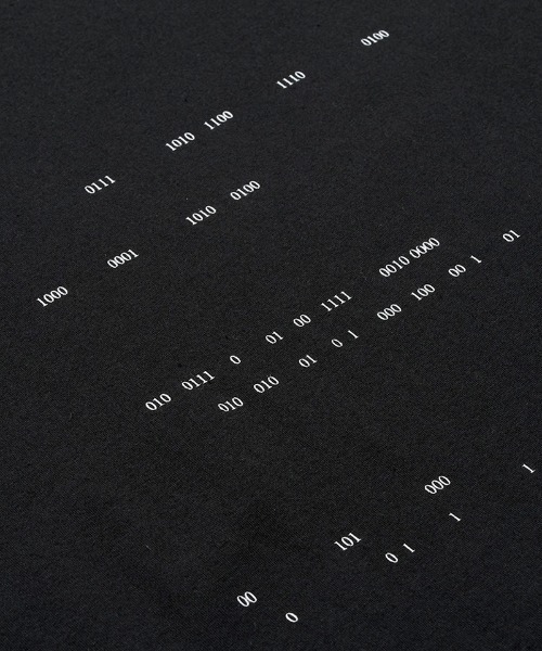 NO ID.(ノーアイディ)の「mt10529- Binary numberプリントT Tシャツ(858006-490T)(Tシャツ/カットソー・メンズ・ブラック/ホワイト・2/1)」の4枚目の写真