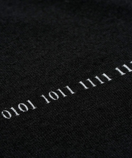 NO ID.(ノーアイディ)の「mt10529- Binary numberプリントT Tシャツ(858006-490T)(Tシャツ/カットソー・メンズ・ブラック/ホワイト・2/1)」の5枚目の写真