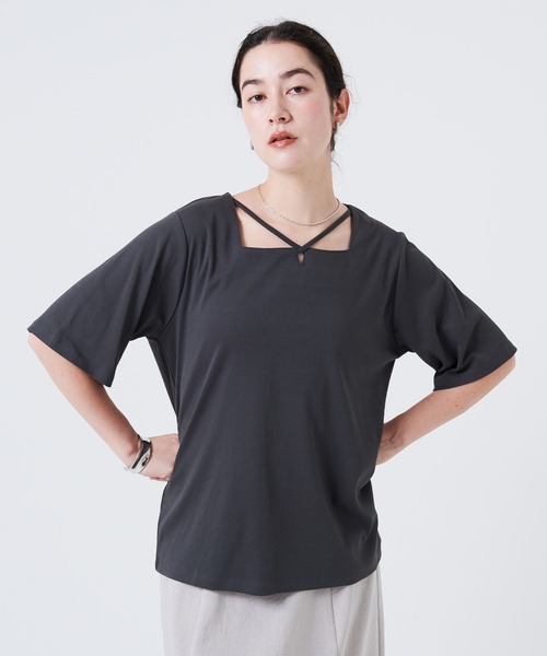 anyfee(エニフィー)の「【anyfee/大きいサイズ】着てサラ汗じみ防止クロスネックトップス/半袖Tシャツ《接触冷感・吸水速乾・UVカット》(Tシャツ/カットソー・レディース・オフホワイト/ピンク/ブラック/チャコール/ブルー/グリーン・LL/5L/3L/4L)」の4枚目の写真