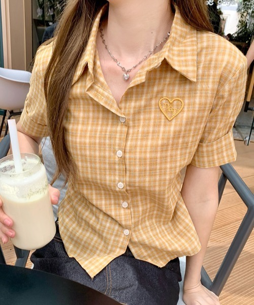 GEMEDA(ジェメダ)の「【韓国ガーリー】ハート刺繍チェック半袖シャツ 制服風ハート刺繍入りチェックシャツブラウス(シャツ/ブラウス・レディース・イエロー/ブルー・M)」の2枚目の写真