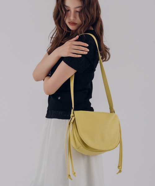 MUHET(ミュエータ)の「synthetic leather shoulder bag / シンセティックレザーショルダーバッグ(ショルダーバッグ・レディース・イエロー/ブラック・FREE)」の2枚目の写真
