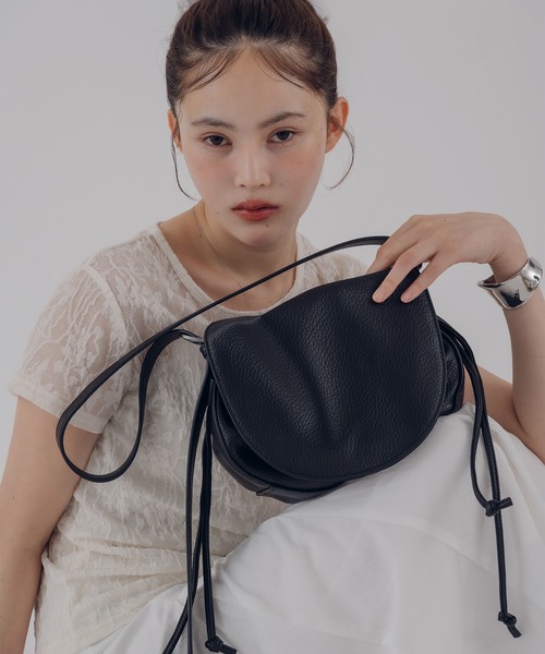 MUHET(ミュエータ)の「synthetic leather shoulder bag / シンセティックレザーショルダーバッグ(ショルダーバッグ・レディース・イエロー/ブラック・FREE)」の9枚目の写真