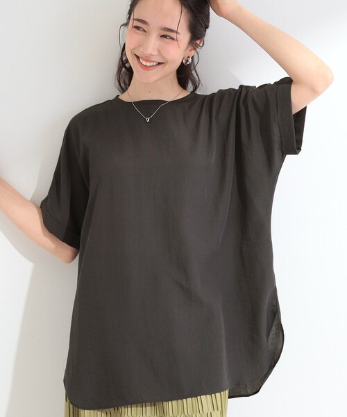 SHOO・LA・RUE(シューラルー)の「【着丈選べる/ひんやり/体型カバー】洗濯後しわになりにくい さらさらドルマンブラウス(シャツ/ブラウス・レディース・チャコールグレー/イエロー/モスグリーン/ライトベージュ/チャコール/ベージュ系8/モスグリーン系7/イエロー系7/ピンク系/ピンク系9・00)」の2枚目の写真