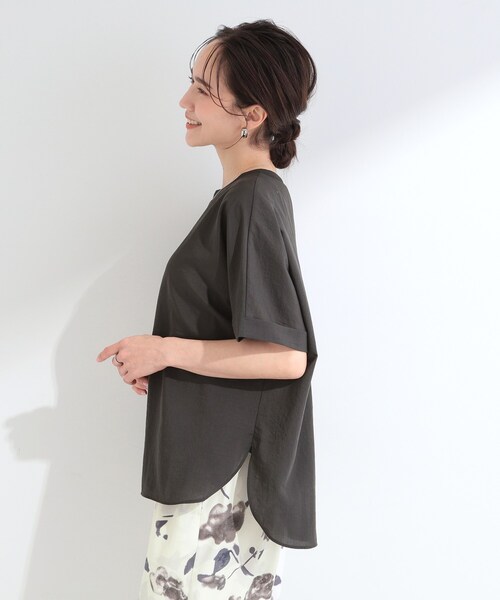 SHOO・LA・RUE(シューラルー)の「【着丈選べる/ひんやり/体型カバー】洗濯後しわになりにくい さらさらドルマンブラウス(シャツ/ブラウス・レディース・チャコールグレー/イエロー/モスグリーン/ライトベージュ/チャコール/ベージュ系8/モスグリーン系7/イエロー系7/ピンク系/ピンク系9・00)」の12枚目の写真
