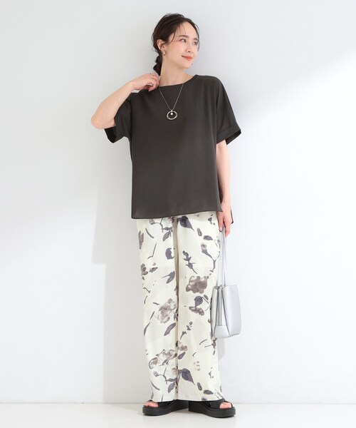 SHOO・LA・RUE(シューラルー)の「【着丈選べる/ひんやり/体型カバー】洗濯後しわになりにくい さらさらドルマンブラウス(シャツ/ブラウス・レディース・チャコールグレー/イエロー/モスグリーン/ライトベージュ/チャコール/ベージュ系8/モスグリーン系7/イエロー系7/ピンク系/ピンク系9・00)」の13枚目の写真