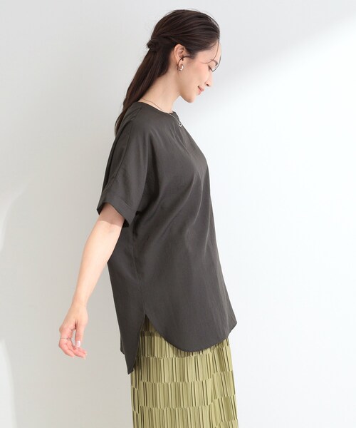 SHOO・LA・RUE(シューラルー)の「【着丈選べる/体型カバー】洗濯後しわになりにくい さらっと快適ドルマントップス(シャツ/ブラウス・レディース・チャコールグレー/イエロー/モスグリーン/ライトベージュ/チャコール/ベージュ系8/モスグリーン系7/イエロー系7/ピンク系/ピンク系9・00)」の11枚目の写真
